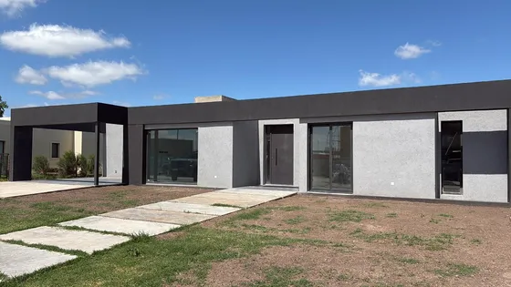Casa En Venta 4 Dormitorios En Canning Barrio  La Magdalena