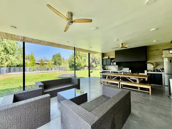 Casa Con Piscina Y Quincho, Incluye Mantención De Jardín