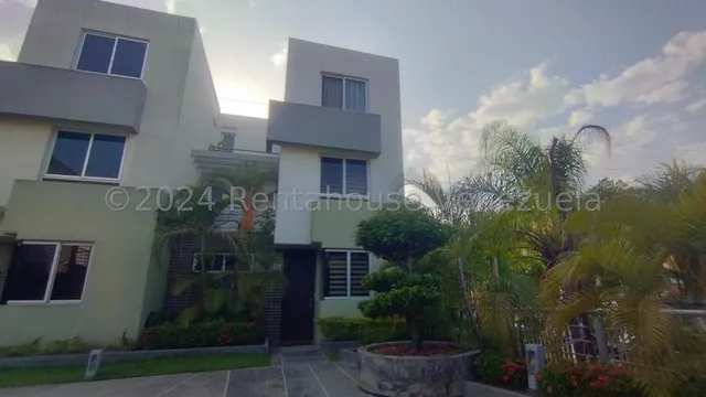 En Venta Bello Inmueble, Ubicado Al Este De La Ciudad, Dotado De Excelentes Bondades Que Lo Hacen Unico, 4 Hab, 4 Baños, Cocina Moderna Y Equipada, Areas Sociales, Hagamos Negocios Dennymar B4a9b*5