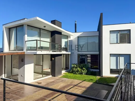 Casa En Venta De 4 Dorm. En Quintero