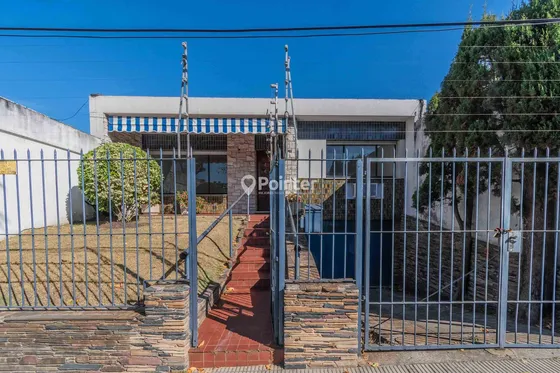 Venta Excelente Casa En Jacinto Vera 2 Dormitorios, Fondo Verde Y Garaje Para 4 Autos