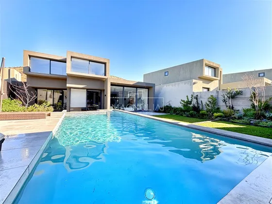 Casa En Arriendo De 5 Dorm. En Colina