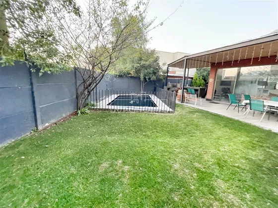 Casa En Arriendo De 5 Dorm. En Colina