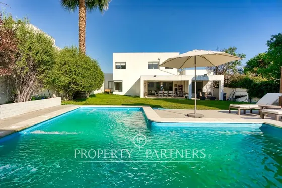 Venta De Amplia Casa Mediterránea En Peñalolén