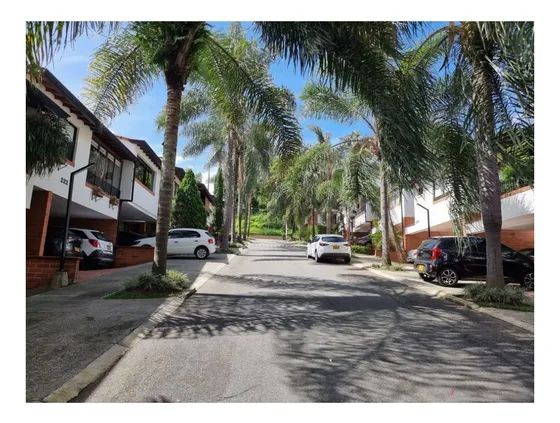 Rhbr-12726 (casa Campestre) 3 Niveles (envigado, Chigui, Poblado)