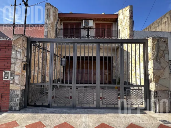 Hermosa Casa En Venta - Isidro Casanova
