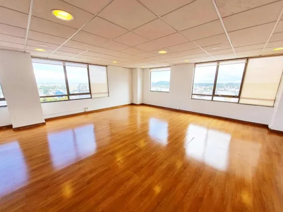 Arriendo Amplia Oficina En Edificio