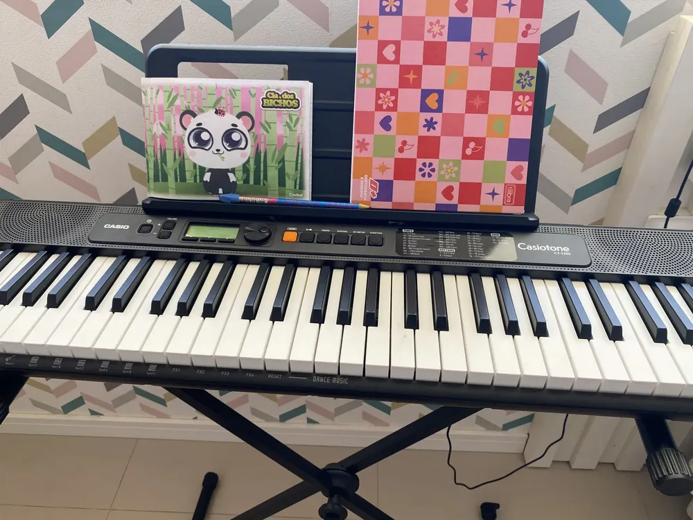 Teclado musical Casio Casiotone CT-S200 61 teclas preto