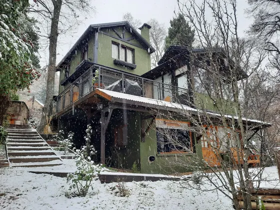 Aprovechá Promo Inicio Temporada Invierno 2025 !!!!excelente Casona Premiun Alquiler Temporario. Casa  Rodeada De Bosque Nativo En Zona Centro S M Andes.   