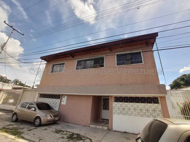 Casa En Venta Urb La Barraca Maracay Con 2 Plantas Remodelada Con Tanque Subterraneo Calle Cerrada Kg:24-11164