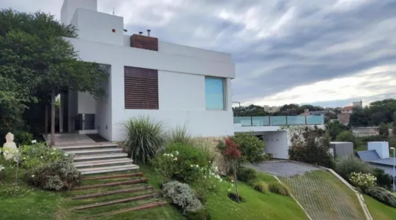 Casa En Venta - 4 Dormitorios 4 Baños - Córdoba