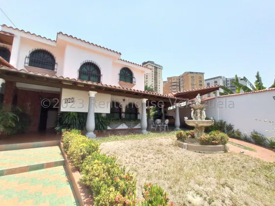 Amplia Casa Quinta En Venta, Urb. El Centro, Maracay, Edo. Aragua, 25-14984 Mv