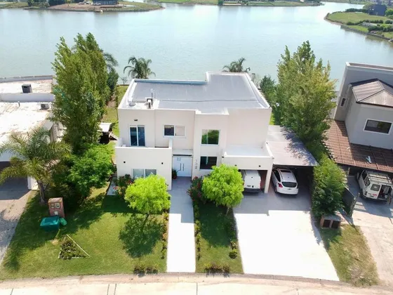 Casa En Venta - 4 Dormitorios 4 Baños - Cochera - 300mts2 - San Sebastián, Escobar