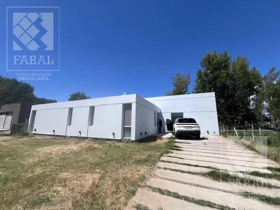 Casa Alquiler Los Canales, Plottier, 2 Dormitorios, 2 Baños, Jardín Y Entrada Para Autos