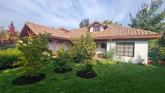 Casa En Venta De 4 Dorm. En Lo Barnechea