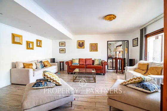 Cómoda Y Amplia Casa Estilo Mediterráneo En Aven...