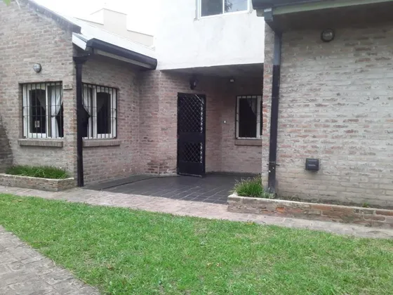 Casa En Venta - 1 Dormitorio 2 Baños - 300mts2 - Berazategui 