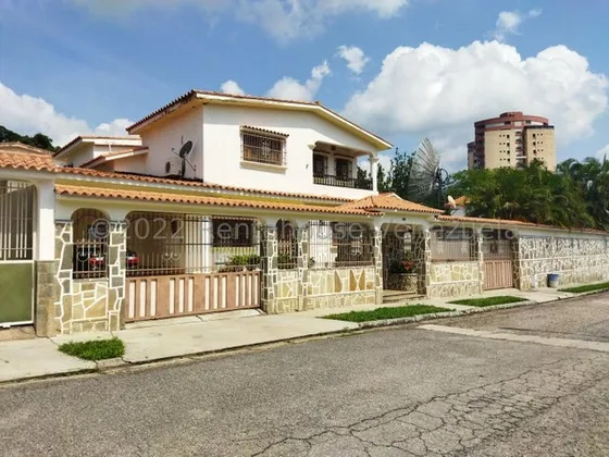 Diana C Vende Espectacular Casa En De Gran Tamaño En Valles De Camoruco Valencia Rc-dc 25-21493
