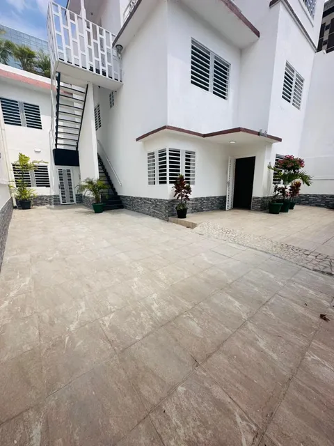 Casa Residencial - Comercial En Alquiler  400  M2 - Urb. El Rosal