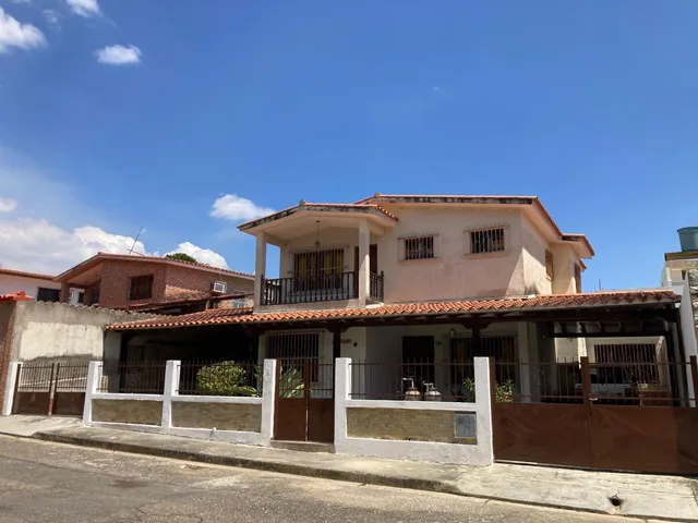 Jeannet Gonzalez  Vende Casa De Dos Niveles En Prebo Ii, Valencia. Calle Cerrada Con Vigilancia Privada 