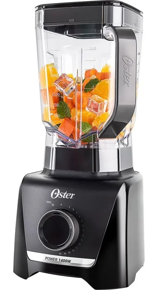Liquidificador 1400 Full Oster em uso