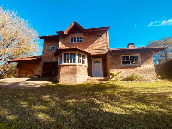 Hermosa Casa Familiar De 2 Plantas, Excelente Ubicación, Muy Luminosa, Cochera Cerrada Y Otra Cubierta En Villa Gral. Belgrano, Escrituración Inmediata!!