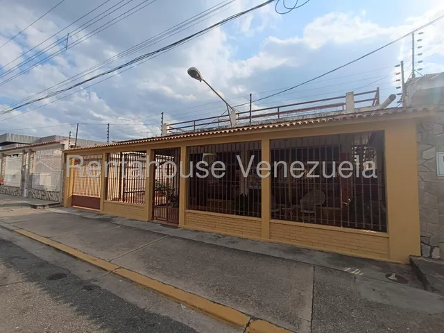 Casa En Venta Ubicada En El Centro De Villa De Cura Fvina 25-14897