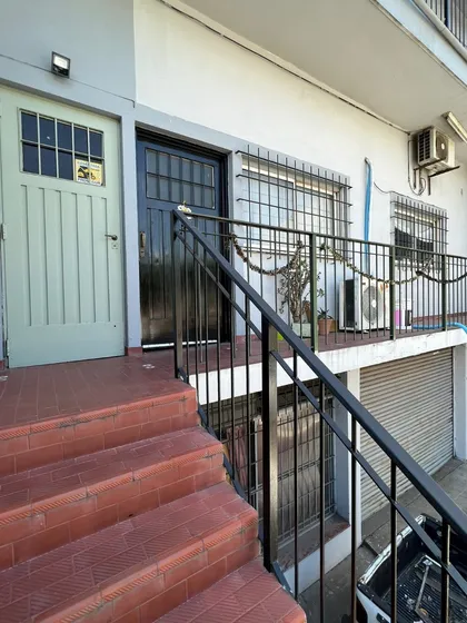 Excelente Casa En Planta Alta Con Galpon / Depósito A Mts. De Hipolito Yrigoyen