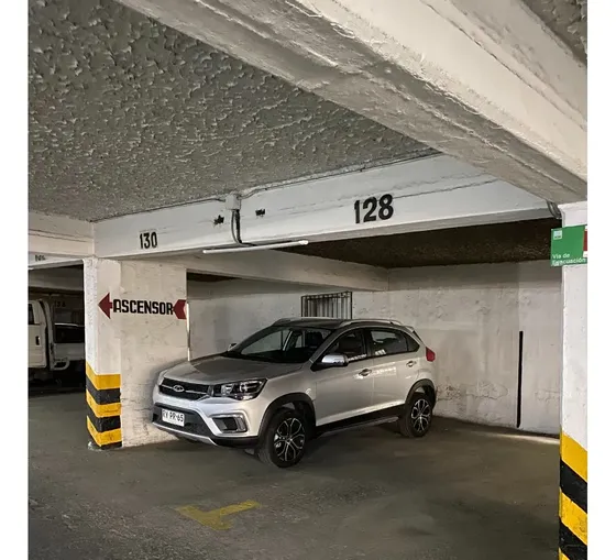 Estacionamiento Techado Nivel Calle, Metro Santa Lucía