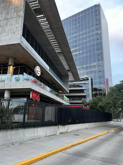 Alquiler Oficina Amoblada En Complejo Al Rio, 217m2 - 2 Cocheras Estrenela