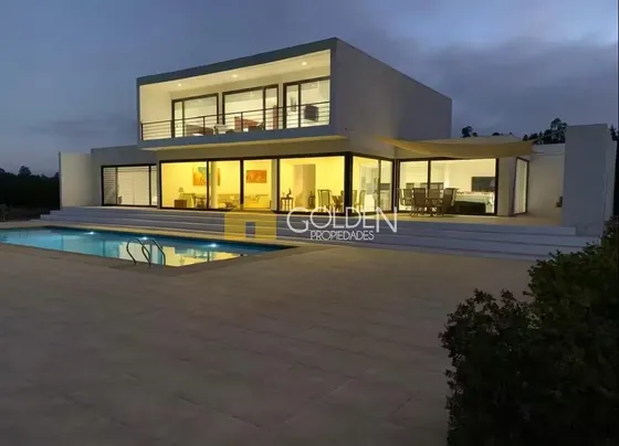 Casa En Venta De 5 Dorm. En Algarrobo / Condominio Algarrobo