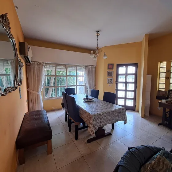 Venta Casa 4 Amb. C/ Jardin Y Cochera Saenz Peña
