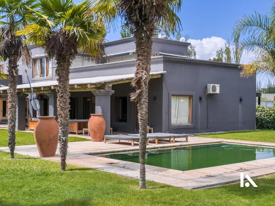 Exclusiva Casa De Diseño En Chacras De Coria