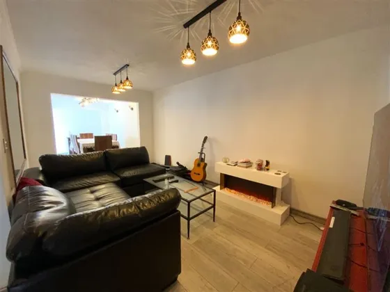 Excelente Propiedad De 3 Pisos Con 6 Dormitorios Y 3 Baños.