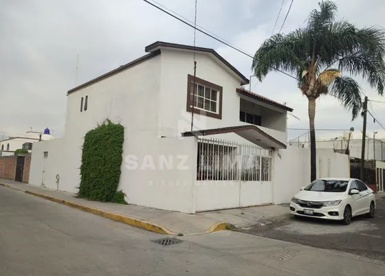 Los Laureles: Casa Céntrica En Esquina Con Acabados De Alta Calidad.