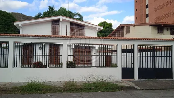 Venta Casa Quinta  672 Mts2, Estilo Italiano Para  Recuperar Frente A La Urb,  Salida Calle Principal Y Comercial, Urbanización Los Caobos. Maracay Estado Aragua  022js 
