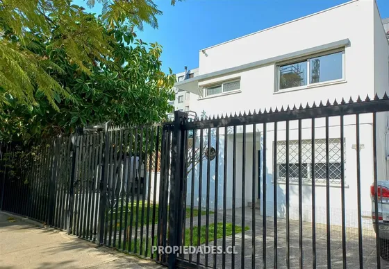 Casa En Venta De 5 Dorm. En Ñuñoa Impecable