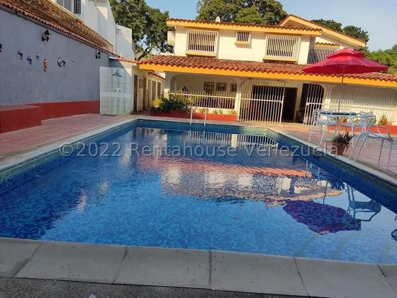 En Venta Amplia, Cómoda E Iluminada Casa Ubicada En La Zona Norte, Áreas Sociales Ideal Para Su Familia. Piscina, Tasca, Parrillera, Salón De Juego, Moderna Cocina. Planta, Tanque, 7 Habitaciones