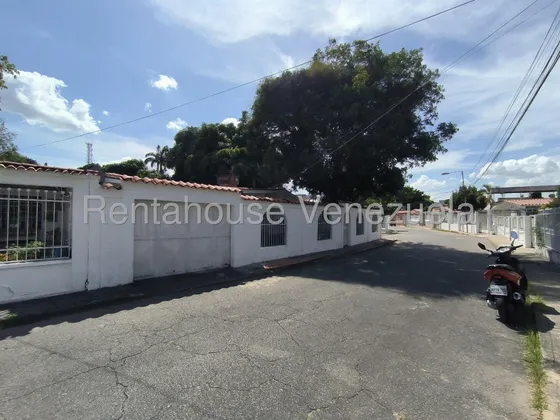 Jip 25-11988. Rent-a-house Vende Casa De 348 Mts2, 4 Hab, 3 Baños, 3 P/e, Cercanía A Colegios, Iglesia, Centros Comerciales Y Comercios. En Urb. Campo Elias, La Victoria