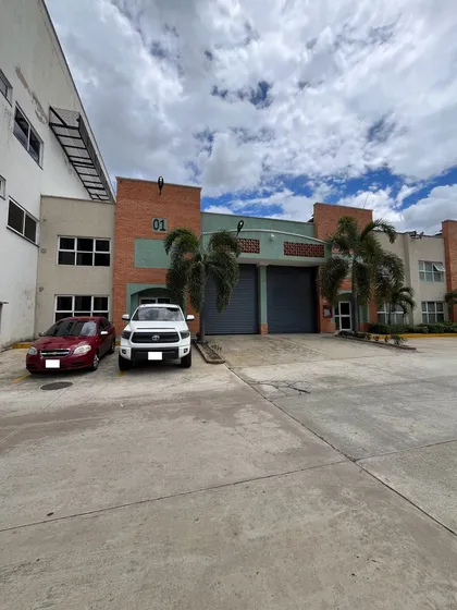Yosmar Y Fernando Venden Galpón Comercial En Naguanagua, Centro Empresarial Del Norte.