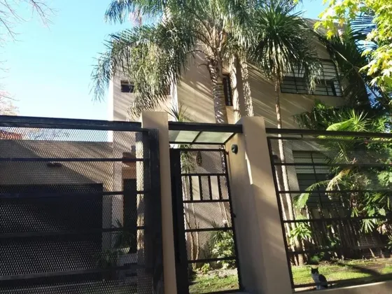 Casa En Venta - 4 Dormitorios 3 Baños - 461mts2 - El Palomar