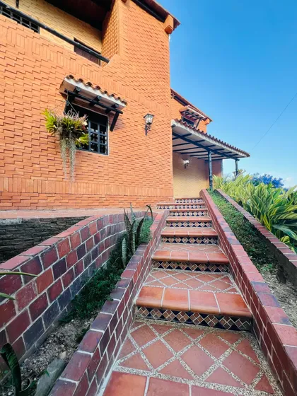 Casa Quinta En Urb Altamira La Entrada Municipio Naguanagua Esta Casa Quinta De 198 M2 Terreno:1000m2 Vista Hacia Las Montañas Y Un Clima Acogedor, Distribuida De La Siguiente Manera: Nivel I H