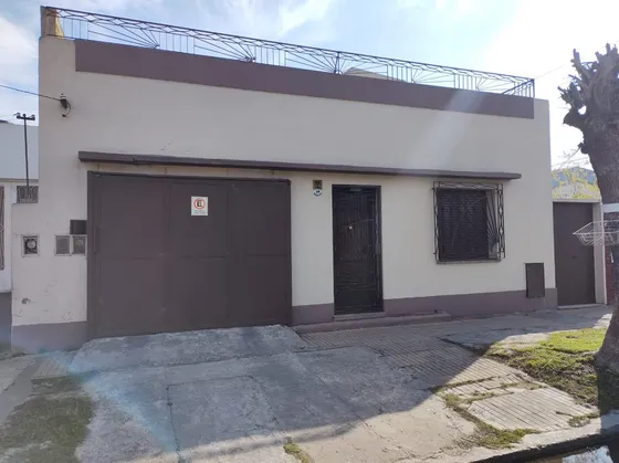 Casa En Venta - 2 Dormitorios 2 Baños - Cochera - 200mts2 - Bernal