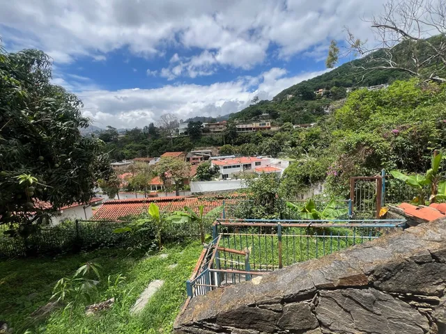 En Venta Casa Con Vista En La Urb. Prados Del Este, Calle Cerrada.