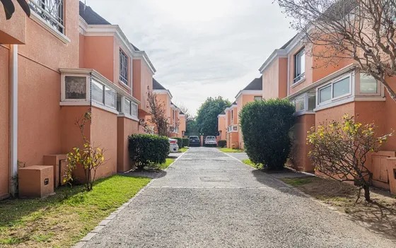 Condominio, 3 Pisos, Cómodos Espacios. Excelente Ubicación.