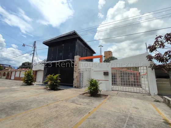 Casa En Venta Res. El Centro Maracay 23-30902 Yb
