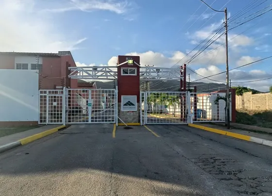 Re/max 2 Mil Alquila Townhouse En Lomas De Margarita, Con Zona Residencial Y Con Cercania Al Mar