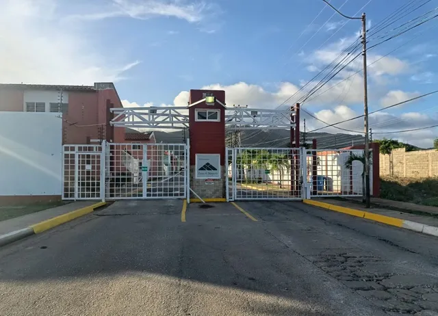 Re/max 2 Mil Alquila Townhouse En Lomas De Margarita, Con Zona Residencial Y Con Cercania Al Mar