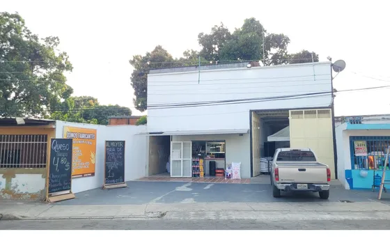En Venta Galpon Con Local Comercial Con Fondo De Comercio Operativo En Distribuidor Los Samanes - Rc