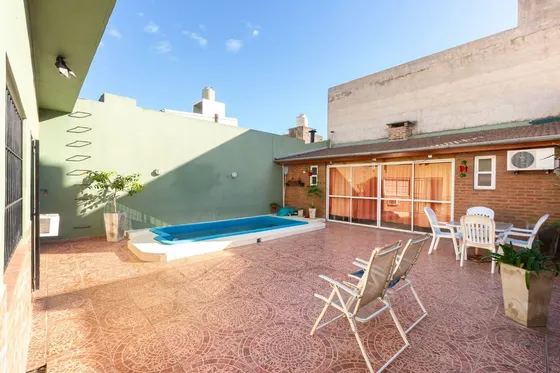 Venta Casa Con Pileta Y Quincho  - Permuta